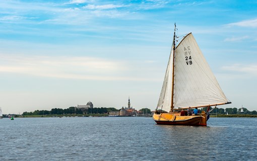 Zeilboot meer rivier